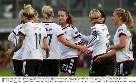 v.li.: Anja Mittag (DFB, 11), Kristin Demann (DFB, 17), Sara Däbritz (Sara Ilonka Daebritz, DFB, 23), Saskia Bartusiak (DFB, 3) und Tabea Kemme (DFB, 22), freuen sich über den 7:0 Sieg, Heimsieg, Jubel, Freude, Gewinner, Sieger, Fussball, Frauen, EM-Qualifikation, Deutschland - Türkei, xozx
