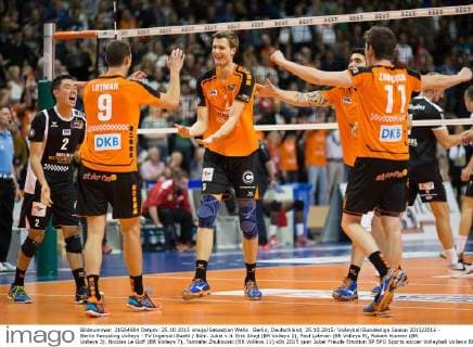 Berlin, Deutschland, 25.10.2015: Volleyball Bundesliga Saison 2015 2016 - Berlin Recycling Volleys - TV Ingersoll Buehl Bühl. Jubel v.li. Erik Shoji (BR Volleys 2), Paul Lotman (BR Volleys 9), Robert Kromm (BR Volleys 3), Nicolas Le Goff (BR Volleys 7), Tsimafei Zhukouski (BR Volleys 11)