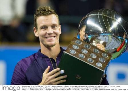 Tennis, Tomas Berdych gewinnt ATP-Turnier in Stockholm 151025 Tjekiens Tomas Berdych ser glad ut med pokalen efter segern i finalen i tennisturneringen Stockholm Open den 25 Oktober 2015 i Stockholm.  Copyright: ANDREASxSANDSTRÖM BB151025ZU002