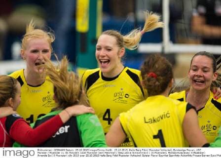 25.10.2015, Halle Berg Fidel, Muenster Volleyball, Bundesliga Frauen, USC Münster Muenster vs. SC Potsdam Jubel Muenster nach Matchball Sieg Leonie Schwertmann ( 18 Muenster), Michala Kvapilova ( 4 Muenster) Amanda Sa ( 5 Muenster)