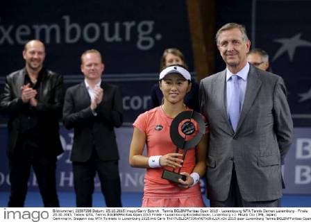 Tennis BGLBNPParibas Open 2015 - Luxembourg WTA Tennis Damen Luxemburg - Finale 25.10.2015, Tennis WTA, Tennis BGLBNPParibas Open 2015 Finale - Luxembourg Kockelscheuer, Luxemburg v.l. Misaki Doi (JPN, Japan) Gewinnerin, Siegerin des WTA Turniers in Luxemburg 2015 mit Carlo Thill 