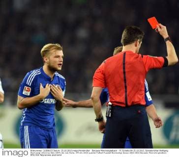 Borussia Mönchengladbach - FC Schalke 04 25.10.2015. Schiedsrichter Wolfgang Stark zeigt Johannes Geis (S04) die rote Karte. HM