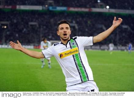 Borussia Mönchengladbach - FC Schalke 04 25.10.2015. Torschütze Julian Korb (BMG) jubelt nach dem 3:1. HM