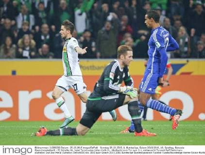 Sonntag 25.10.2015, 1. Bundesliga, Saison 2015 2016, 10. Spieltag, Borussia Moenchengladbach - FC Schalke 04, Jubel Torschuetze Julian Korb (li., Gladbach) zum Tor zum 3:1, enttaeuscht Torwart Ralf Faehrmann (Schalke) und Joel Matip (Schalke) DeFodi035