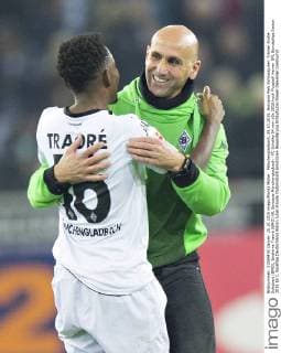 Mönchengladbach, 25.10.2015, Borussia Park Schlussjubel: Trainer Andre Schubert (BMG), Ibrahima Traore (BMG) VfL Borussia Mönchengladbach - FC Schalke 04 mm