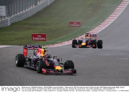 Motorsports: FIA Formula One World Championship WM Weltmeisterschaft 2015, Grand Prix of United States, 26 Daniil Kvyat (RUS, Infiniti Red Bull Racing), 3 Daniel Ricciardo (AUS, Infiniti Red Bull Racing), xHOCHxZWEIx
