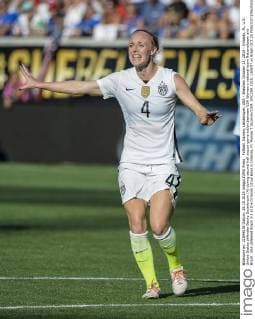Fußball, Damen, Länderspiel, USA - Brasilien October 25, 2015 - Orlando, FL, U.S: United States defender Becky Sauerbrunn (4) during second half soccer game action between USA Women s national team Nationalteam and Brazil. USA defeated Brazil 3-1 at the Orlando Citrus Bowl in Orlando, Fl. Romeo T Guzman CSM. SOCCER 2015: USWNT vs Brazil OCT 25 - ZUMAcg2_