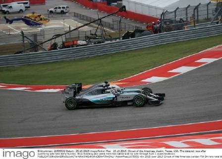 25.10.2015. Circuit of the Americas, Austin, Texas, USA. The delayed race after qualifying was held early Sunday. Nico Rosberg and Lewis Hamilton battle side by side through turn 1 xLeannexBoonx  ActionPlus11675932