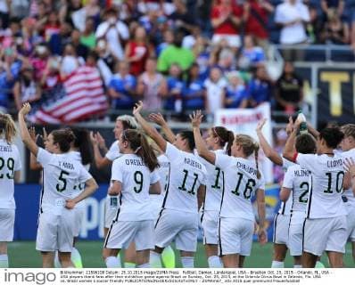 Fußball, Damen, Länderspiel, USA - Brasilien Oct. 25, 2015 - Orlando, FL, USA - USA players thank fans after their exhibition game against Brazil on Sunday, Oct. 25, 2015, at the Orlando Citrus Bowl in Orlando, Fla. USA vs. Brazil women s soccer friendly - ZUMAm67_