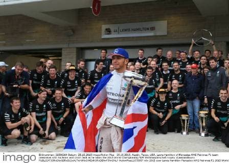 25.10.2015. Austin, Texas, USA. Lewis Hamilton of Mercedes AMG Petronas F1 team celebrates with his team and Union Jack as he takes the 2015 World Championship WM Weltmeisterschaft trophy xLeannexBoonx  ActionPlus11675957
