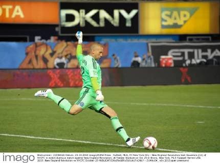 Fußball, MLS, FC New York City - New England Revolution Josh Saunders (12) of NYCFC in action during a match against New England Revolution, at Yankee Stadium on Oct 25 in Bronx, New York. MLS Fussball Herren USA 2015: New England Revolution vs NYCFC October 25 - ZUMAc04_