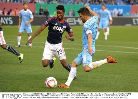 Fußball, MLS, FC New York City - New England Revolution David Villa (7) of NYCFC and London Woodberry (28) of New England Revolution in action during a match at Yankee Stadium on Oct 25 in Bronx, New York. MLS Fussball Herren USA 2015: New England Revolution vs NYCFC October 25 - ZUMAc04_