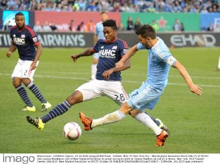 Fußball, MLS, FC New York City - New England Revolution David Villa (7) of NYCFC and London Woodberry (28) of New England Revolution in action during a match at Yankee Stadium on Oct 25 in Bronx, New York. MLS Fussball Herren USA 2015: New England Revolution vs NYCFC October 25 - ZUMAc04_