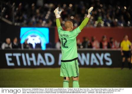 Fußball, MLS, FC New York City - New England Revolution Josh Saunders (12) of NYCFC in action during a match against New England Revolution, at Yankee Stadium on Oct 25 in Bronx, New York. MLS Fussball Herren USA 2015: New England Revolution vs NYCFC October 25 - ZUMAc04_