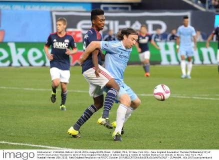 Fußball, MLS, FC New York City - New England Revolution Thomas McNamara (15) of NYCFC and London Woodberry (28) of New England Revolution in action during a match at Yankee Stadium on Oct 25, in Bronx, New York. MLS Fussball Herren USA 2015: New England Revolution vs NYCFC October 25 - ZUMAc04_