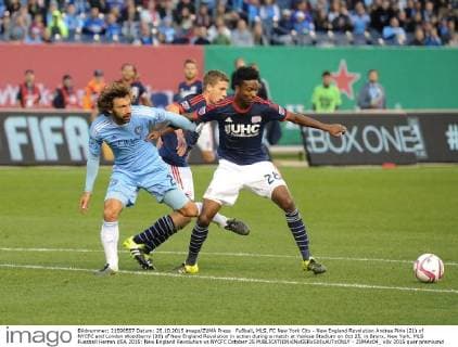 Fußball, MLS, FC New York City - New England Revolution Andrea Pirlo (21) of NYCFC and London Woodberry (28) of New England Revolution in action during a match at Yankee Stadium on Oct 25, in Bronx, New York. MLS Fussball Herren USA 2015: New England Revolution vs NYCFC October 25 - ZUMAc04_