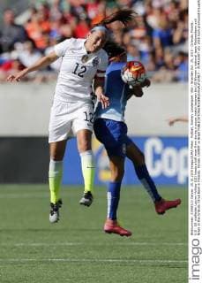 Fußball, Damen, Länderspiel, USA - Brasilien Oct. 25, 2015 - Orlando, Floirda, U.S - US midfielder Lauren Holiday (12) heads a ball away from during a soccer match between the US Women s national team Nationalteam and Brazil at the Orlando Citrus Bowl in Orlando, Florida. USWNT vs Brazil - ZUMAm307