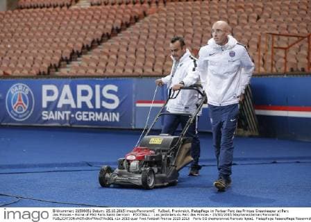Fußball, Frankreich, Platzpflege im Pariser Parc des Princes Greenkeeper at Parc des Princes - Home of PSG Paris Saint Germain FOOTBALL : Les jardiniers du Parc des Princes - 25 10 2015 StephaneAllaman Panoramic 