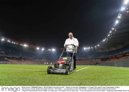 Fußball, Frankreich, Platzpflege im Pariser Parc des Princes Greenkeeper at Parc des Princes - Home of PSG Paris Saint Germain FOOTBALL : Les jardiniers du Parc des Princes - 25 10 2015 StephaneAllaman Panoramic 