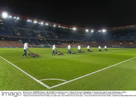 Fußball, Frankreich, Platzpflege im Pariser Parc des Princes Greenkeeper at Parc des Princes - Home of PSG Paris Saint Germain FOOTBALL : Les jardiniers du Parc des Princes - 25 10 2015 StephaneAllaman Panoramic 