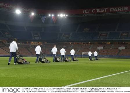 Fußball, Frankreich, Platzpflege im Pariser Parc des Princes Greenkeeper at Parc des Princes - Home of PSG Paris Saint Germain FOOTBALL : Les jardiniers du Parc des Princes - 25 10 2015 StephaneAllaman Panoramic 