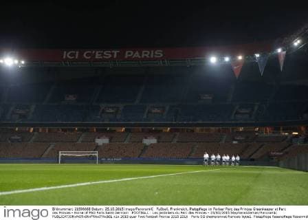 Fußball, Frankreich, Platzpflege im Pariser Parc des Princes Greenkeeper at Parc des Princes - Home of PSG Paris Saint Germain FOOTBALL : Les jardiniers du Parc des Princes - 25 10 2015 StephaneAllaman Panoramic 