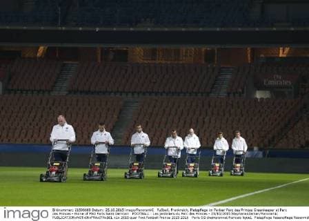 Fußball, Frankreich, Platzpflege im Pariser Parc des Princes Greenkeeper at Parc des Princes - Home of PSG Paris Saint Germain FOOTBALL : Les jardiniers du Parc des Princes - 25 10 2015 StephaneAllaman Panoramic 