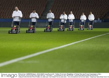 Fußball, Frankreich, Platzpflege im Pariser Parc des Princes Greenkeeper at Parc des Princes - Home of PSG Paris Saint Germain FOOTBALL : Les jardiniers du Parc des Princes - 25 10 2015 StephaneAllaman Panoramic 