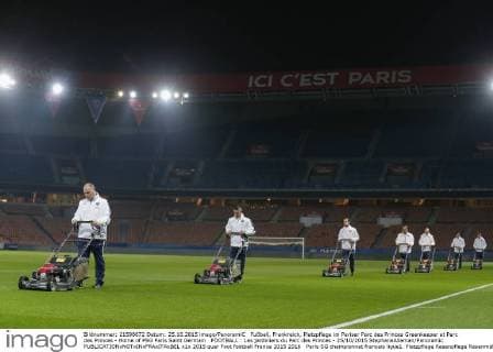 Fußball, Frankreich, Platzpflege im Pariser Parc des Princes Greenkeeper at Parc des Princes - Home of PSG Paris Saint Germain FOOTBALL : Les jardiniers du Parc des Princes - 25 10 2015 StephaneAllaman Panoramic 