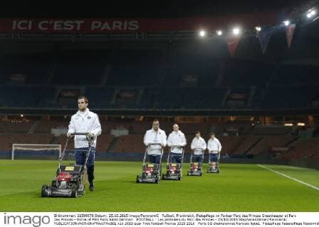 Fußball, Frankreich, Platzpflege im Pariser Parc des Princes Greenkeeper at Parc des Princes - Home of PSG Paris Saint Germain FOOTBALL : Les jardiniers du Parc des Princes - 25 10 2015 StephaneAllaman Panoramic 