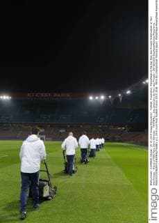 Fußball, Frankreich, Platzpflege im Pariser Parc des Princes Greenkeeper at Parc des Princes - Home of PSG Paris Saint Germain FOOTBALL : Les jardiniers du Parc des Princes - 25 10 2015 StephaneAllaman Panoramic 