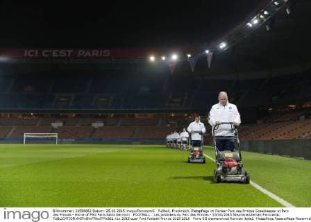 Fußball, Frankreich, Platzpflege im Pariser Parc des Princes Greenkeeper at Parc des Princes - Home of PSG Paris Saint Germain FOOTBALL : Les jardiniers du Parc des Princes - 25 10 2015 StephaneAllaman Panoramic 