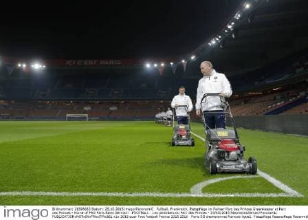 Fußball, Frankreich, Platzpflege im Pariser Parc des Princes Greenkeeper at Parc des Princes - Home of PSG Paris Saint Germain FOOTBALL : Les jardiniers du Parc des Princes - 25 10 2015 StephaneAllaman Panoramic 