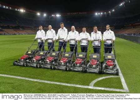 Fußball, Frankreich, Platzpflege im Pariser Parc des Princes Greenkeeper at Parc des Princes - Home of PSG Paris Saint Germain FOOTBALL : Les jardiniers du Parc des Princes - 25 10 2015 StephaneAllaman Panoramic 