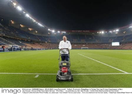 Fußball, Frankreich, Platzpflege im Pariser Parc des Princes Greenkeeper at Parc des Princes - Home of PSG Paris Saint Germain FOOTBALL : Les jardiniers du Parc des Princes - 25 10 2015 StephaneAllaman Panoramic 