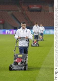 Fußball, Frankreich, Platzpflege im Pariser Parc des Princes Greenkeeper at Parc des Princes - Home of PSG Paris Saint Germain FOOTBALL : Les jardiniers du Parc des Princes - 25 10 2015 StephaneAllaman Panoramic 