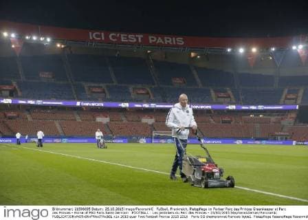 Fußball, Frankreich, Platzpflege im Pariser Parc des Princes Greenkeeper at Parc des Princes - Home of PSG Paris Saint Germain FOOTBALL : Les jardiniers du Parc des Princes - 25 10 2015 StephaneAllaman Panoramic 