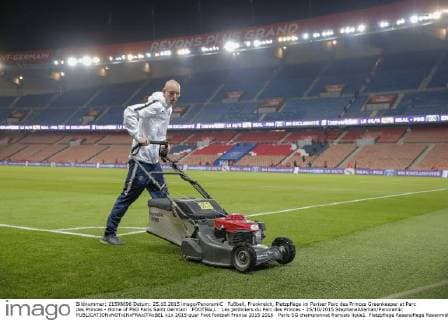 Fußball, Frankreich, Platzpflege im Pariser Parc des Princes Greenkeeper at Parc des Princes - Home of PSG Paris Saint Germain FOOTBALL : Les jardiniers du Parc des Princes - 25 10 2015 StephaneAllaman Panoramic 