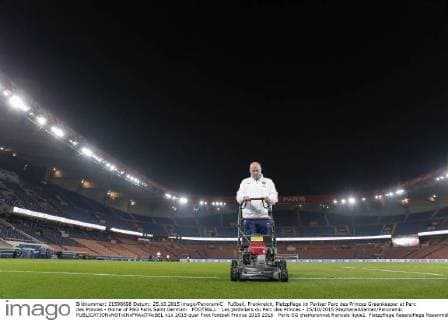 Fußball, Frankreich, Platzpflege im Pariser Parc des Princes Greenkeeper at Parc des Princes - Home of PSG Paris Saint Germain FOOTBALL : Les jardiniers du Parc des Princes - 25 10 2015 StephaneAllaman Panoramic 