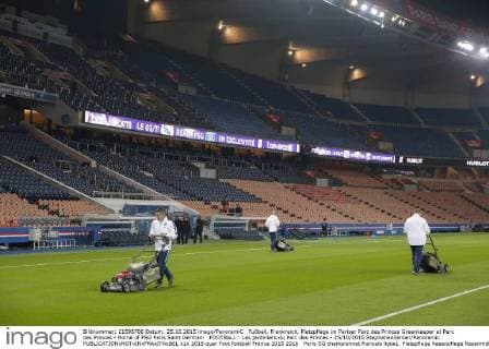 Fußball, Frankreich, Platzpflege im Pariser Parc des Princes Greenkeeper at Parc des Princes - Home of PSG Paris Saint Germain FOOTBALL : Les jardiniers du Parc des Princes - 25 10 2015 StephaneAllaman Panoramic 