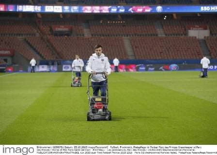 Fußball, Frankreich, Platzpflege im Pariser Parc des Princes Greenkeeper at Parc des Princes - Home of PSG Paris Saint Germain FOOTBALL : Les jardiniers du Parc des Princes - 25 10 2015 StephaneAllaman Panoramic 