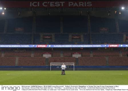 Fußball, Frankreich, Platzpflege im Pariser Parc des Princes Greenkeeper at Parc des Princes - Home of PSG Paris Saint Germain FOOTBALL : Les jardiniers du Parc des Princes - 25 10 2015 StephaneAllaman Panoramic 