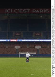 Fußball, Frankreich, Platzpflege im Pariser Parc des Princes Greenkeeper at Parc des Princes - Home of PSG Paris Saint Germain FOOTBALL : Les jardiniers du Parc des Princes - 25 10 2015 StephaneAllaman Panoramic 