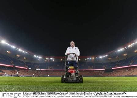 Fußball, Frankreich, Platzpflege im Pariser Parc des Princes Greenkeeper at Parc des Princes - Home of PSG Paris Saint Germain FOOTBALL : Les jardiniers du Parc des Princes - 25 10 2015 StephaneAllaman Panoramic 