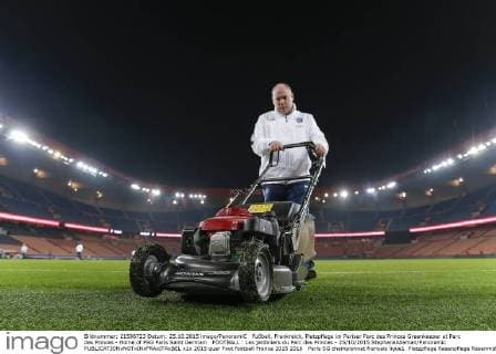 Fußball, Frankreich, Platzpflege im Pariser Parc des Princes Greenkeeper at Parc des Princes - Home of PSG Paris Saint Germain FOOTBALL : Les jardiniers du Parc des Princes - 25 10 2015 StephaneAllaman Panoramic 