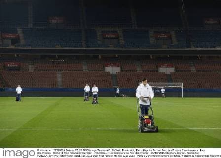Fußball, Frankreich, Platzpflege im Pariser Parc des Princes Greenkeeper at Parc des Princes - Home of PSG Paris Saint Germain FOOTBALL : Les jardiniers du Parc des Princes - 25 10 2015 StephaneAllaman Panoramic 