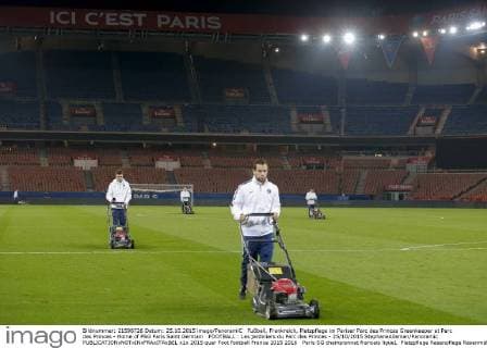 Fußball, Frankreich, Platzpflege im Pariser Parc des Princes Greenkeeper at Parc des Princes - Home of PSG Paris Saint Germain FOOTBALL : Les jardiniers du Parc des Princes - 25 10 2015 StephaneAllaman Panoramic 