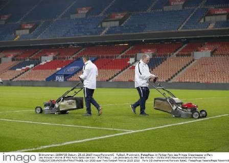 Fußball, Frankreich, Platzpflege im Pariser Parc des Princes Greenkeeper at Parc des Princes - Home of PSG Paris Saint Germain FOOTBALL : Les jardiniers du Parc des Princes - 25 10 2015 StephaneAllaman Panoramic 
