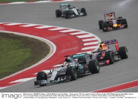 Motorsports: FIA Formula One World Championship WM Weltmeisterschaft 2015, Grand Prix of United States, 44 Lewis Hamilton (GBR, Mercedes AMG Petronas Formula One Team), 26 Daniil Kvyat (RUS, Infiniti Red Bull Racing), xHOCHxZWEIx
