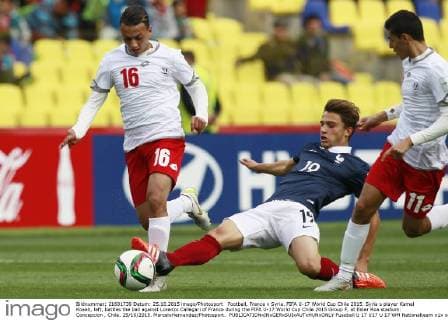 Football, France v Syria. FIFA U-17 World Cup Chile 2015. Syria s player Kamel Koaeh, left, battles the ball against Lorenzo Callegari of France during the FIFA U-17 World Cup Chile 2015 Group F, at Ester Roa stadium. Concepcion , Chile. 25 10 2015. MarceloHernandez Photosport. 
